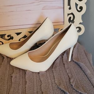 white no.6 pumpssz 9,good for 8.5 (pointed toe)